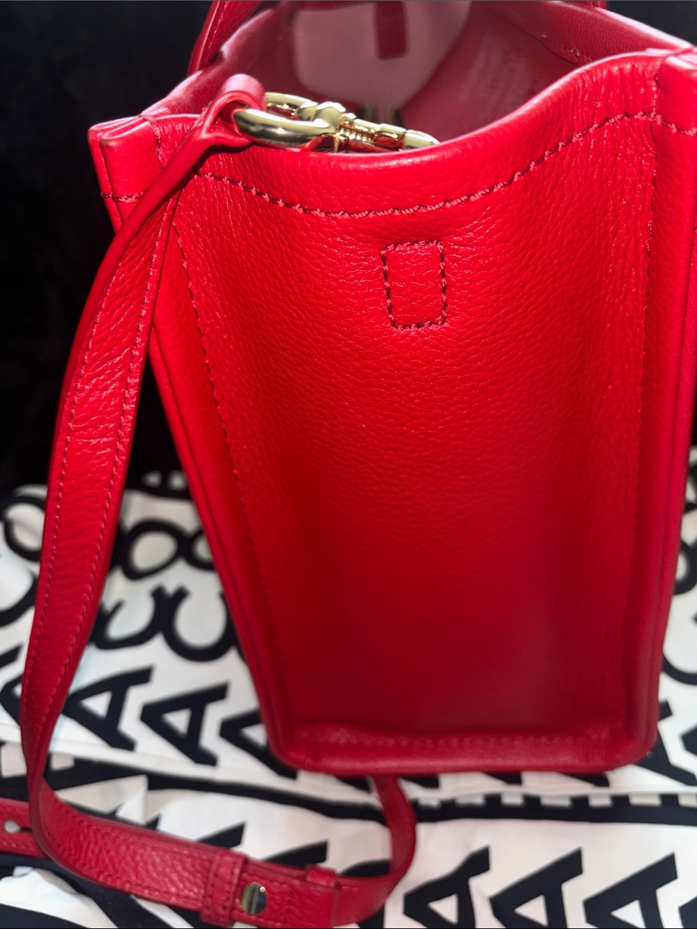 NEW!! Marc Jacobs Red “The Tote Bag” Leather Tote with Dust Bag and Insert!! - Picture 6 of 12
